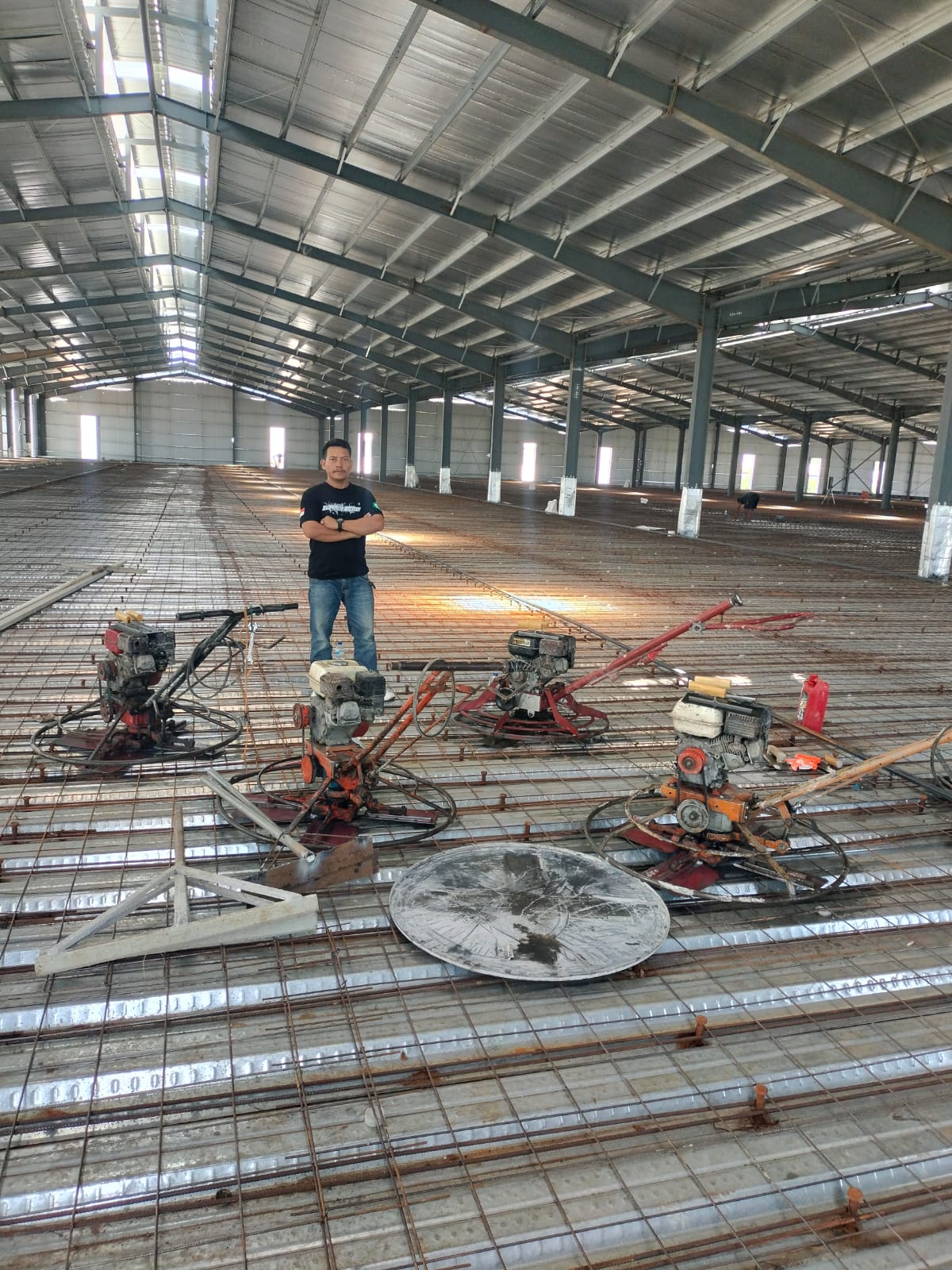 Pekerjaan pengecoran beton di lokasi proyek