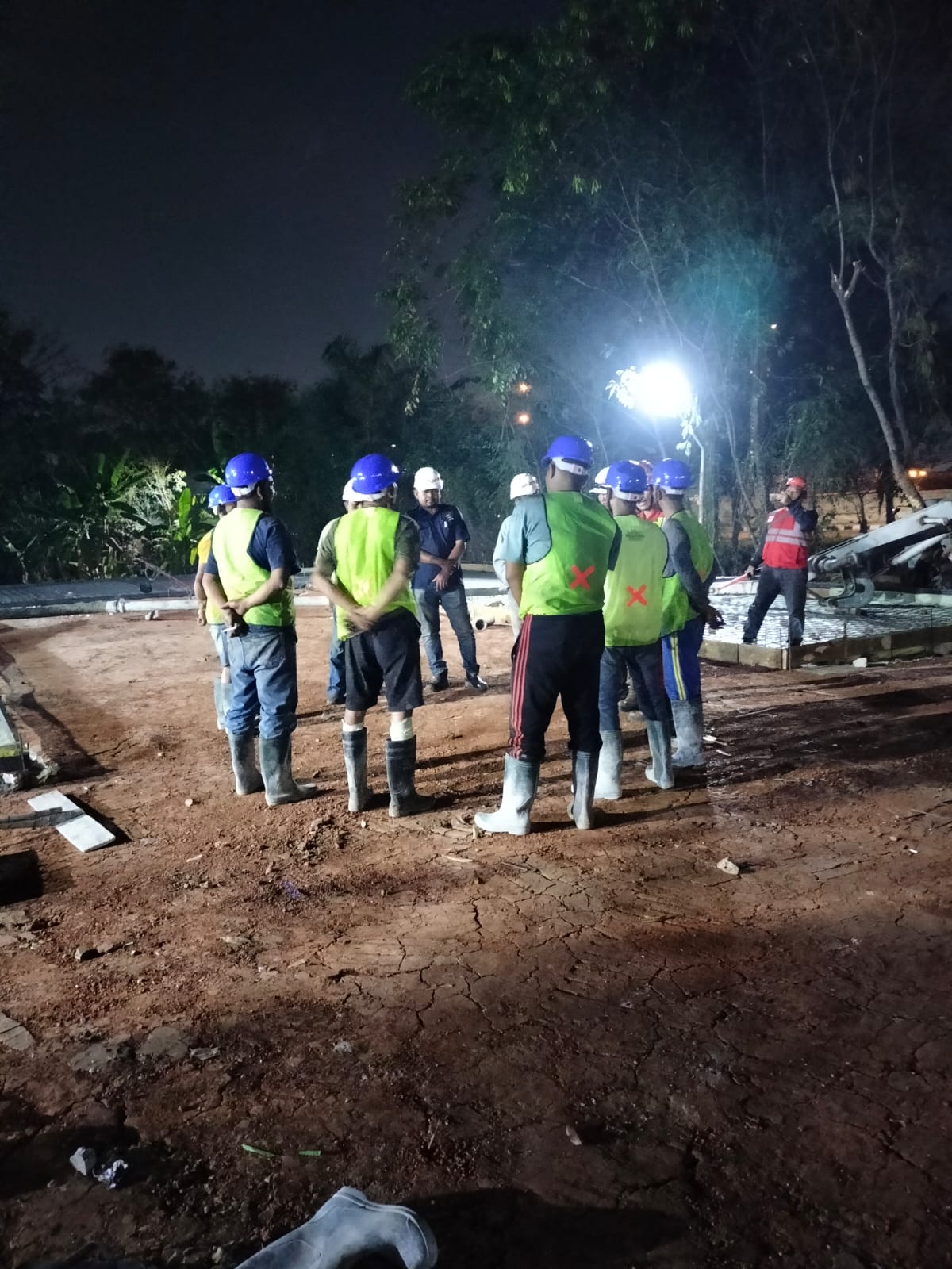 Pekerjaan pengecoran beton di lokasi proyek