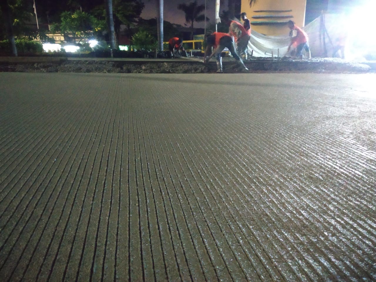 Pekerjaan pengecoran beton di lokasi proyek