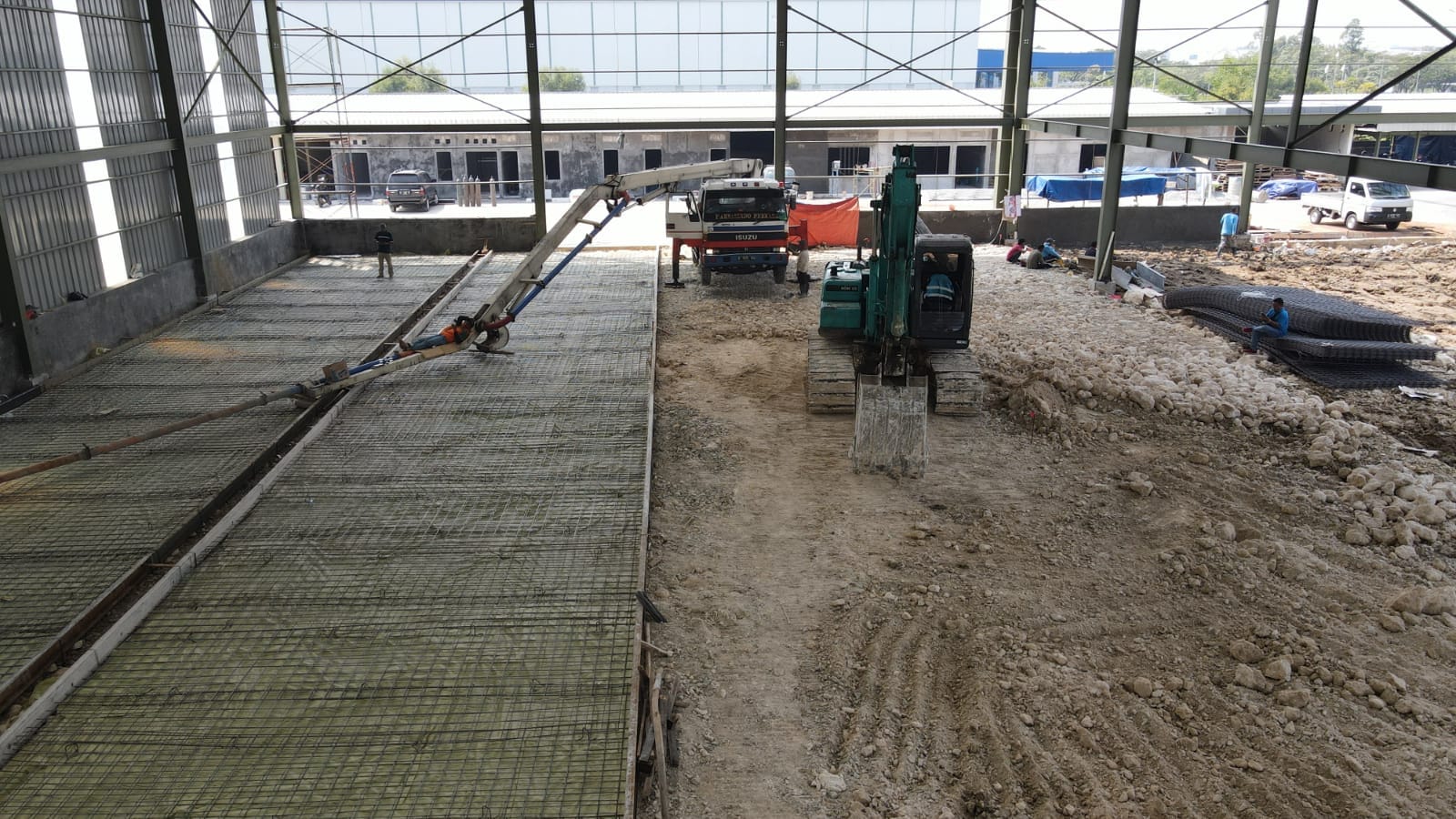 Pekerjaan pengecoran beton di lokasi proyek