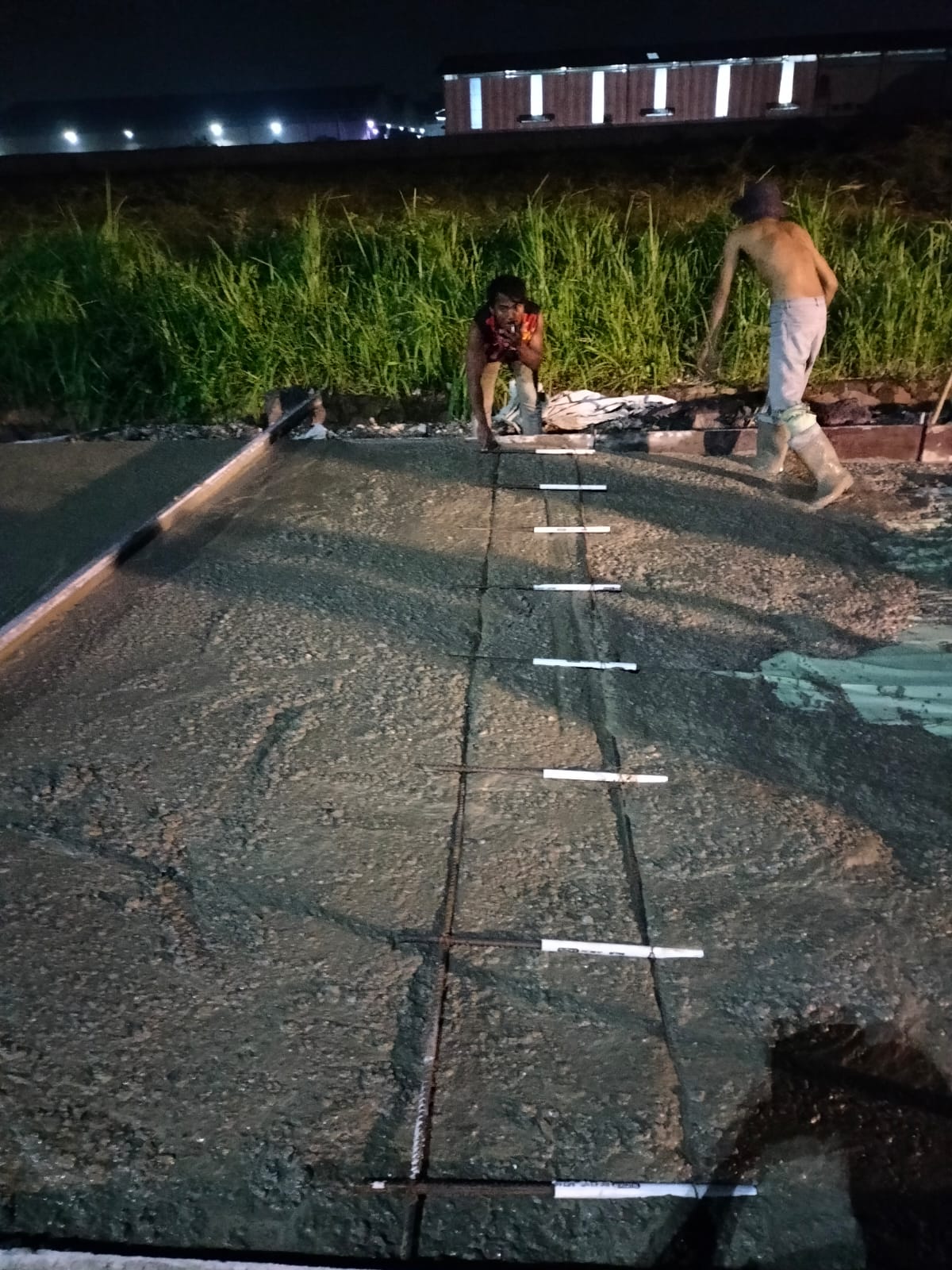 Pekerjaan pengecoran beton di lokasi proyek
